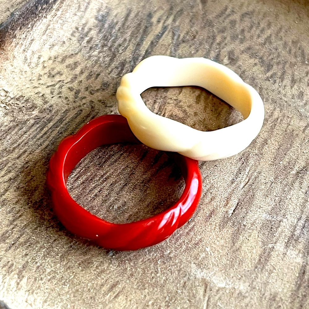 Vintage Avon Ring Set – Red & White Scalloped Bands Size 7  Romantic Jewelry
